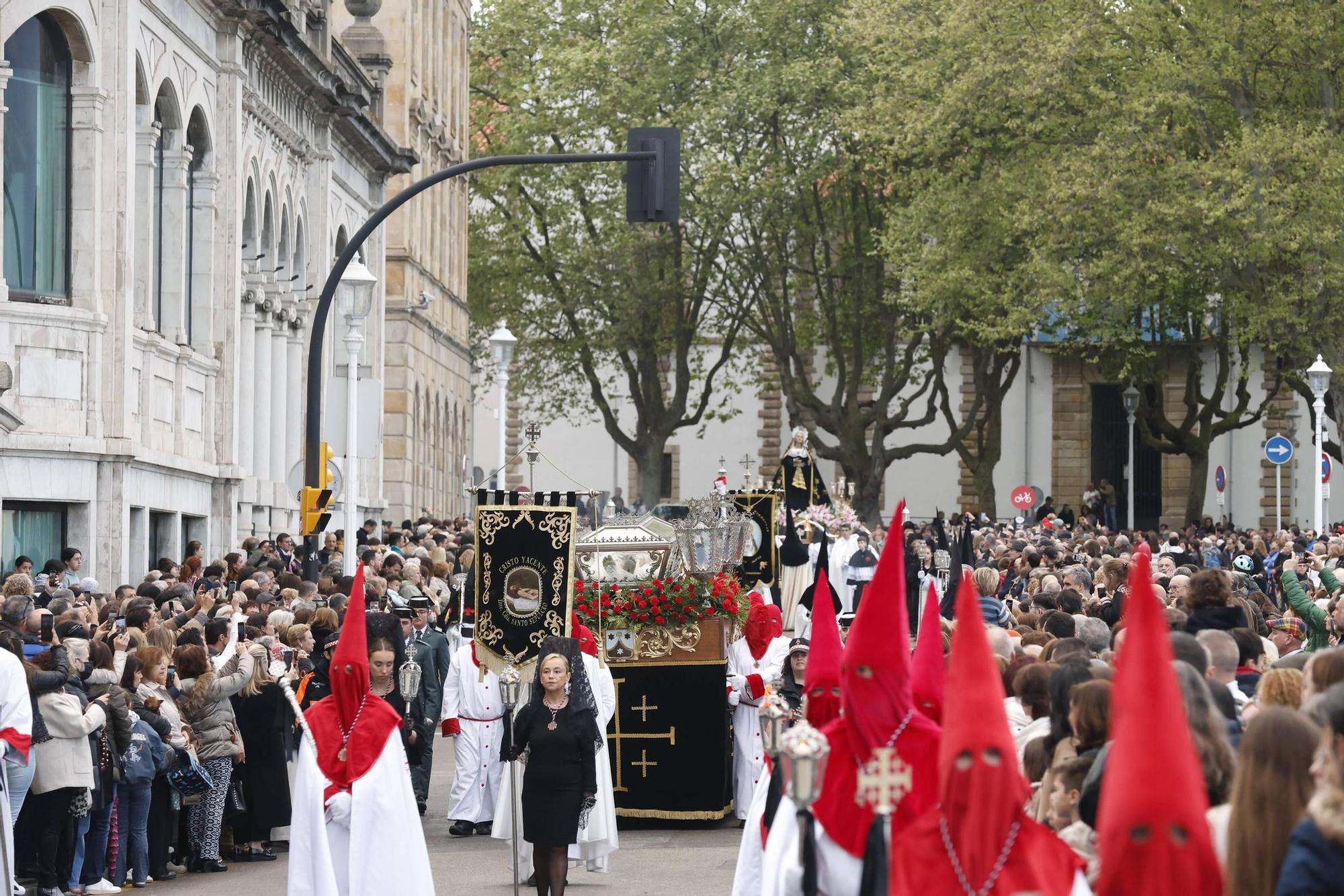 La procesión del Viernes Santo en Gijón, en imágenes