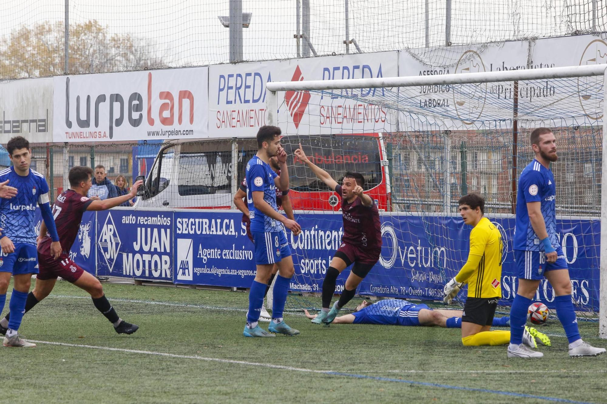 Las imágenes de la victoria del Avilés en el campo del Covadonga: segunda consecutiva de los blanquiazules