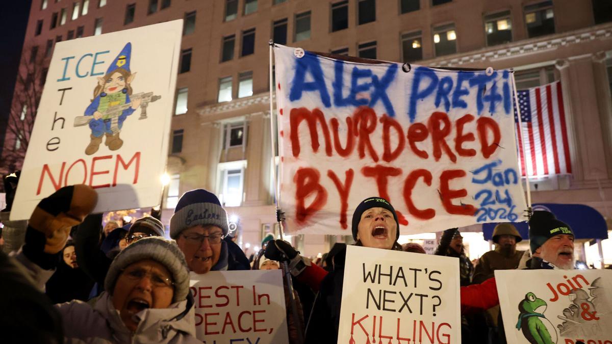 Activistas encienden velas durante una vigilia por Alex Pretti frente al Departamento de Asuntos de Veteranos; un cartel reza: «Alex Petri fue asesinado por la policía»