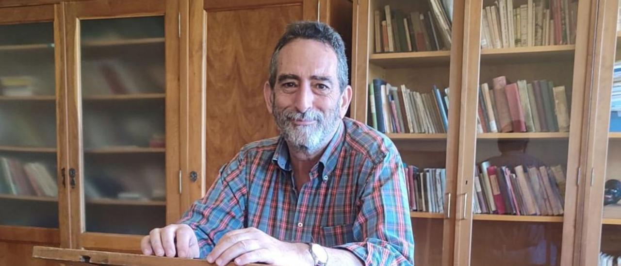 Bienvenido Martín Fraile, en un antiguo pupitre de escuela.