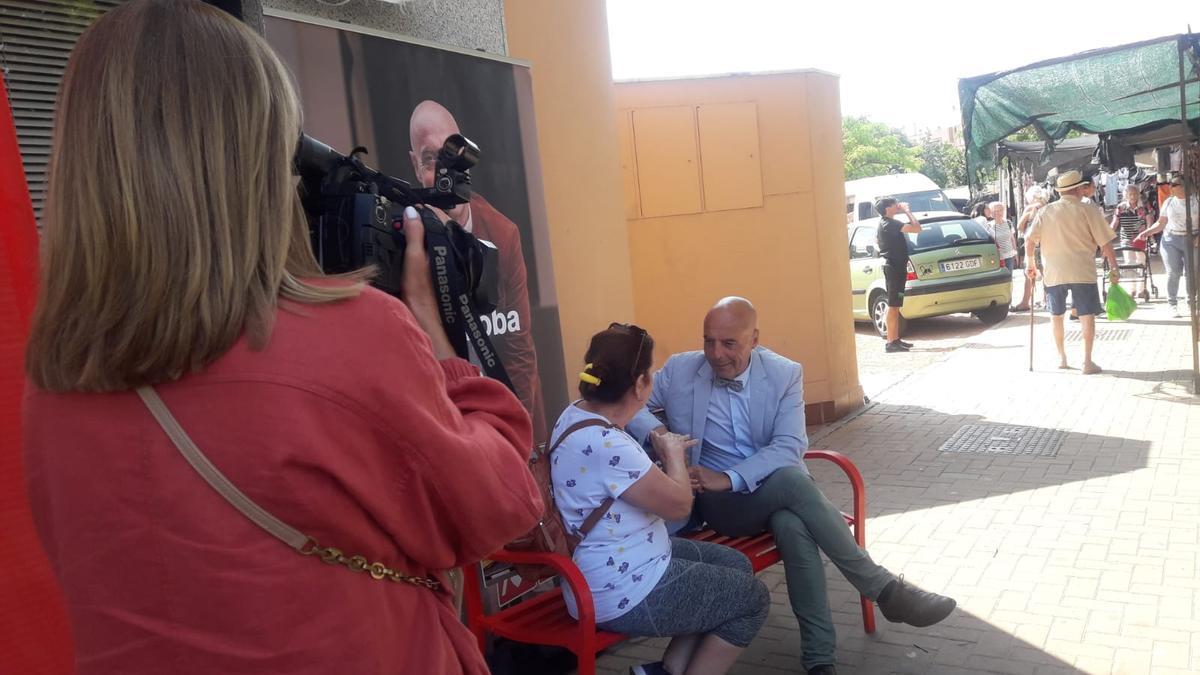 Antonio Hurtado charla con una cordobesa en su banco de escucha a la ciudadanía, en el Polígono del Guadalquivir.