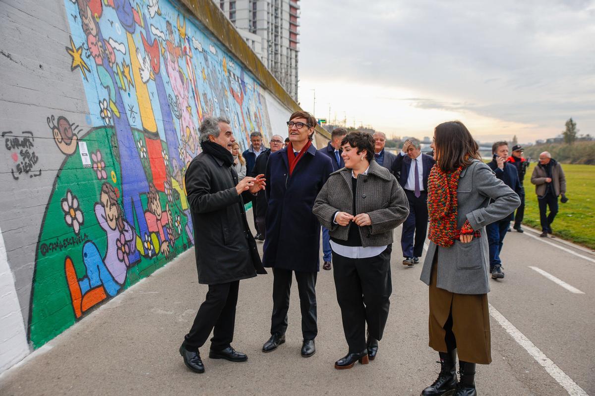 El president de la Generalitat de Catalunya, Salvador Illa, con la alcaldesa de Santa Coloma de Gramenet, Mireia González, y la consellera de Interior, Núria Parlon