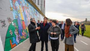 El president de la Generalitat de Catalunya, Salvador Illa (i); la alcaldesa de Santa Coloma de Gramanet, Mireia González (2d); el fundador y director de BesArt, David Hernández (i), y la consellera Nuria Parlón (d), durante la visita al BesArt, a 16 de enero de 2026, en Santa Coloma de Gramenet, Barcelona (España). ‘BesArt: The River Museum’ es un museo al aire libre que ofrece 18 km de recorrido y unos 5 millones de m² de muros. La visita se enmarca en un acto de apoyo a la consolidación de esta iniciativa de arte urbano en el Parque Fluvial del Besòs Pont de Can Peixauet. 16 ENERO 2026 Kike Rincón / Europa Press 16/01/2026. Salvador Illa;Mireia González;David Hernández;Nuria Parlón;Kike Rincón