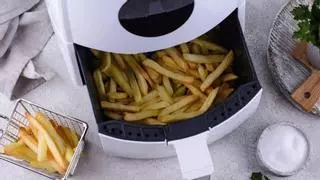 Adiós a la grasa en la air fryer: la pastilla que deberás cocinar dentro del electrodoméstico para dejarla impoluta