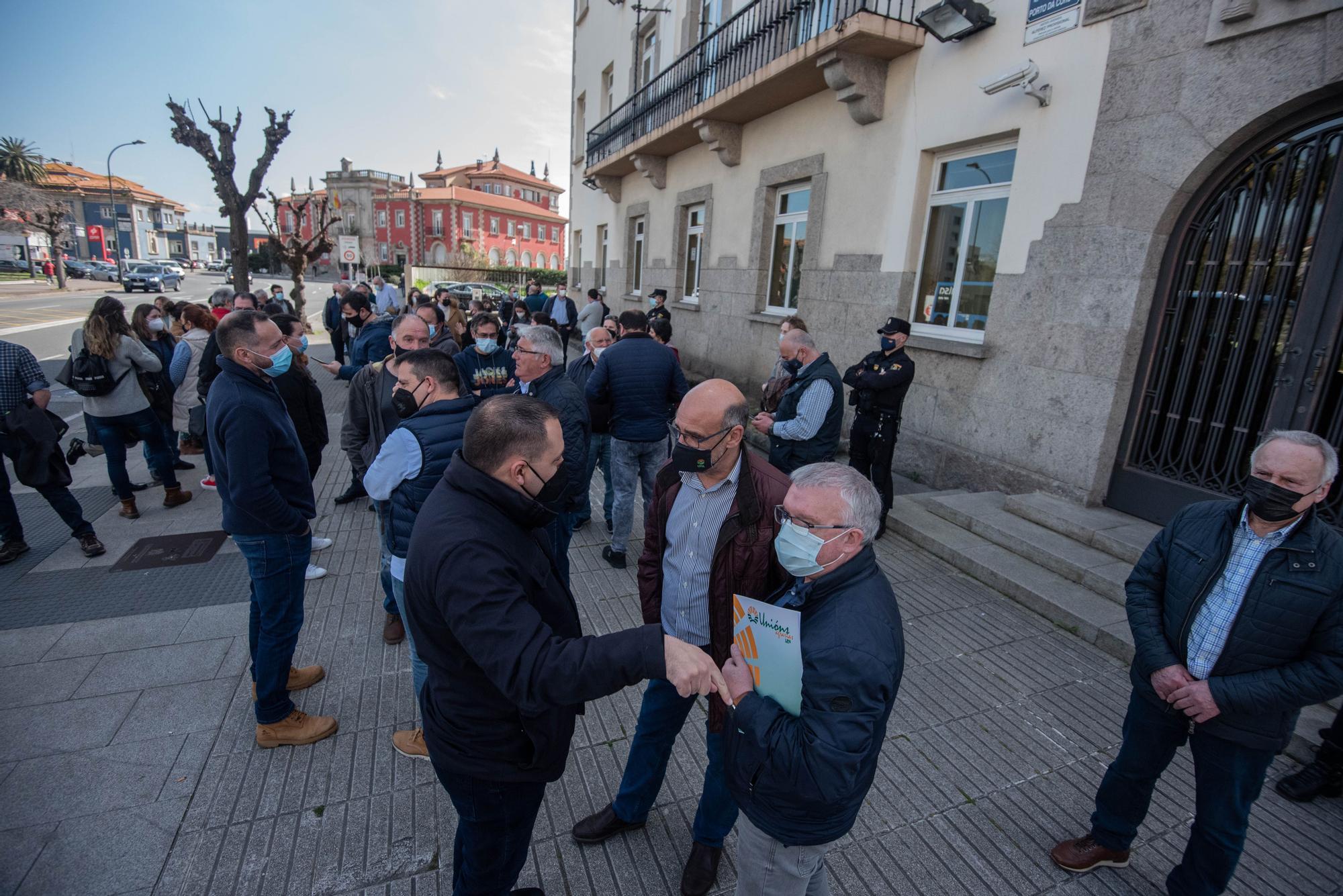 Concentración de ganaderos ante la Delegación del Gobierno en Galicia