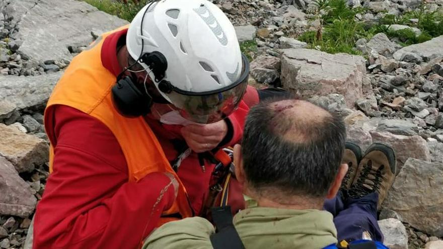 Rescatan en helicóptero a un senderista que se había dado un golpe en la cabeza en Meicín (Lena)