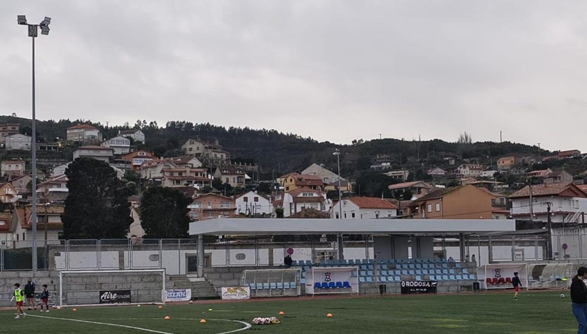 La nueva grada del campo de O Aral.