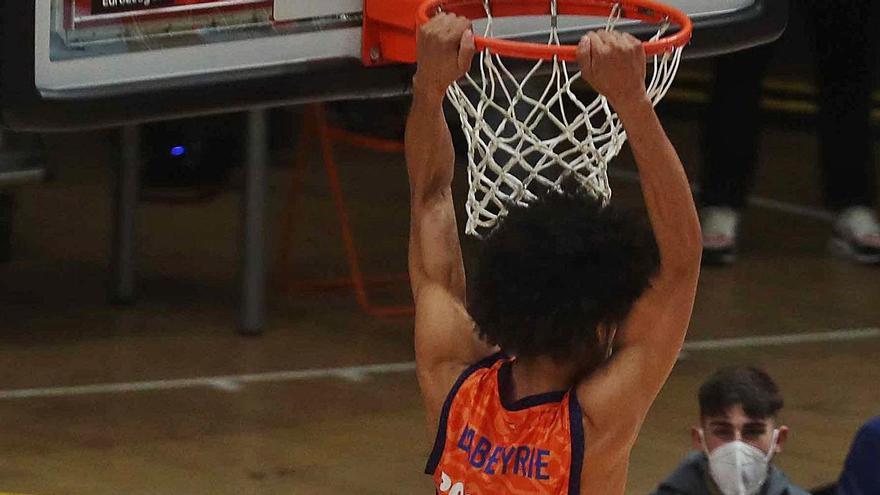 Labeyrie entra machacando a canasta en el partido de anoche en la Fonteta. | J.M. LÓPEZ