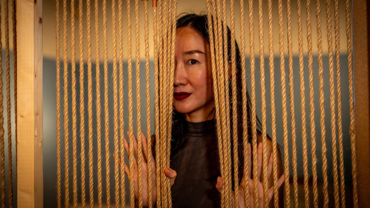 La escritora surcoreana Mirinae Lee, fotografiada en el CCCB antes de la entrevista