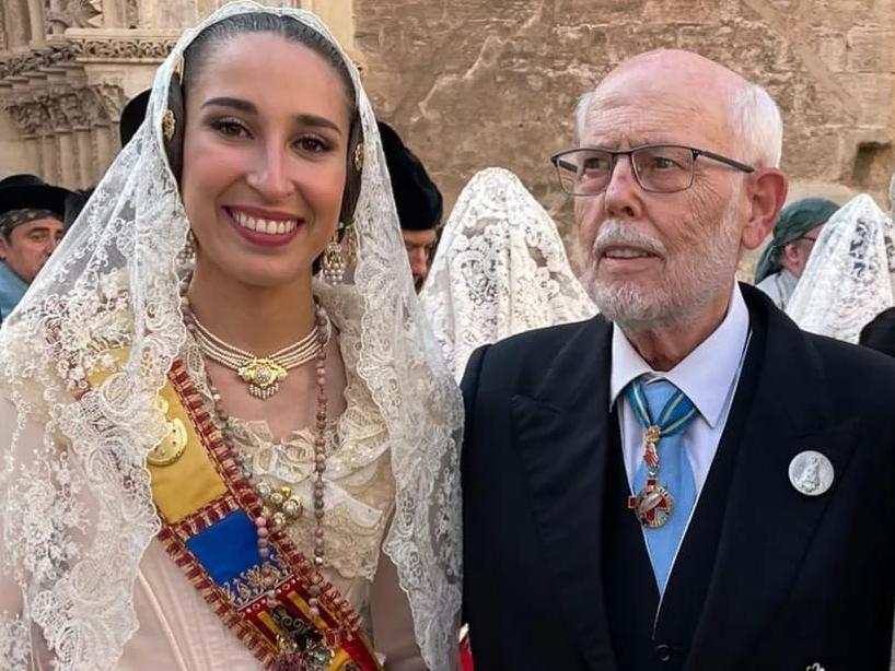 Con su abuelo, Rafael Ferraro, y su fallera mayor infantil / Foto falla del Regne