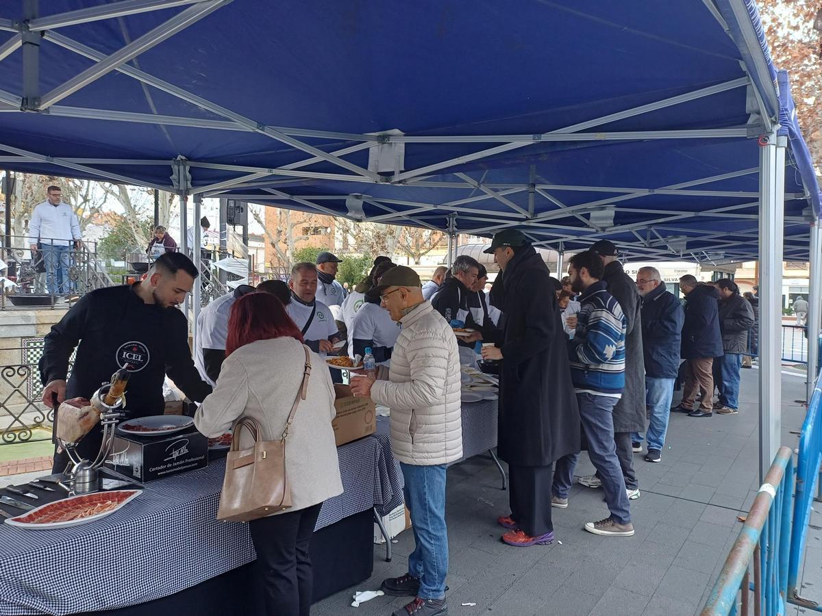 El Paseo de San Francisco de Badajoz acoge la XIII edición de las Migas Solidarias.