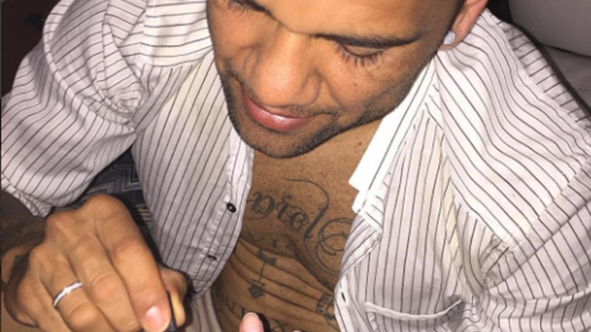 Dani Alves le hace la manicura a su pareja