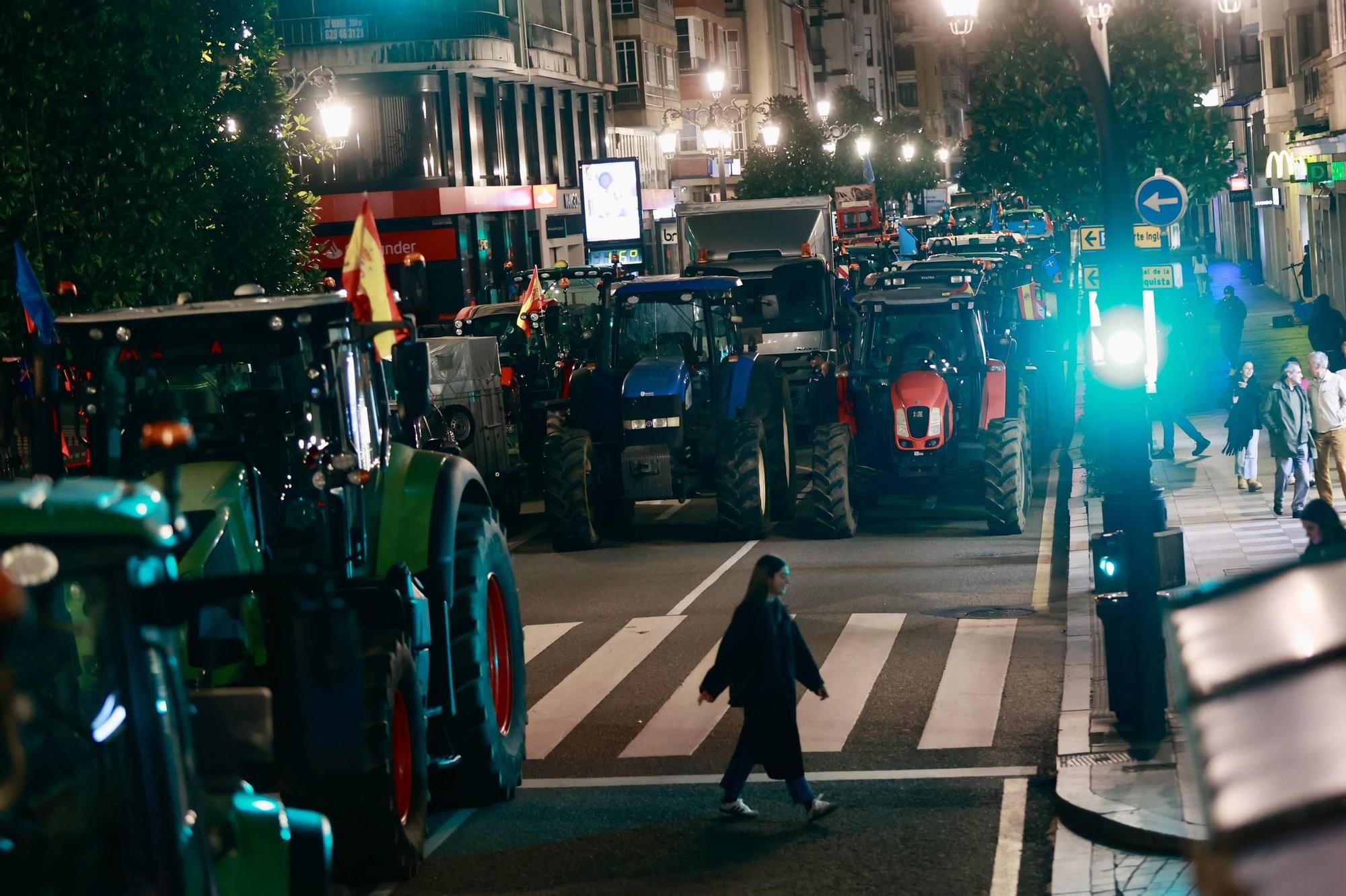 Así pasan la noche los ganaderos de protesta en la calle Uría de Oviedo