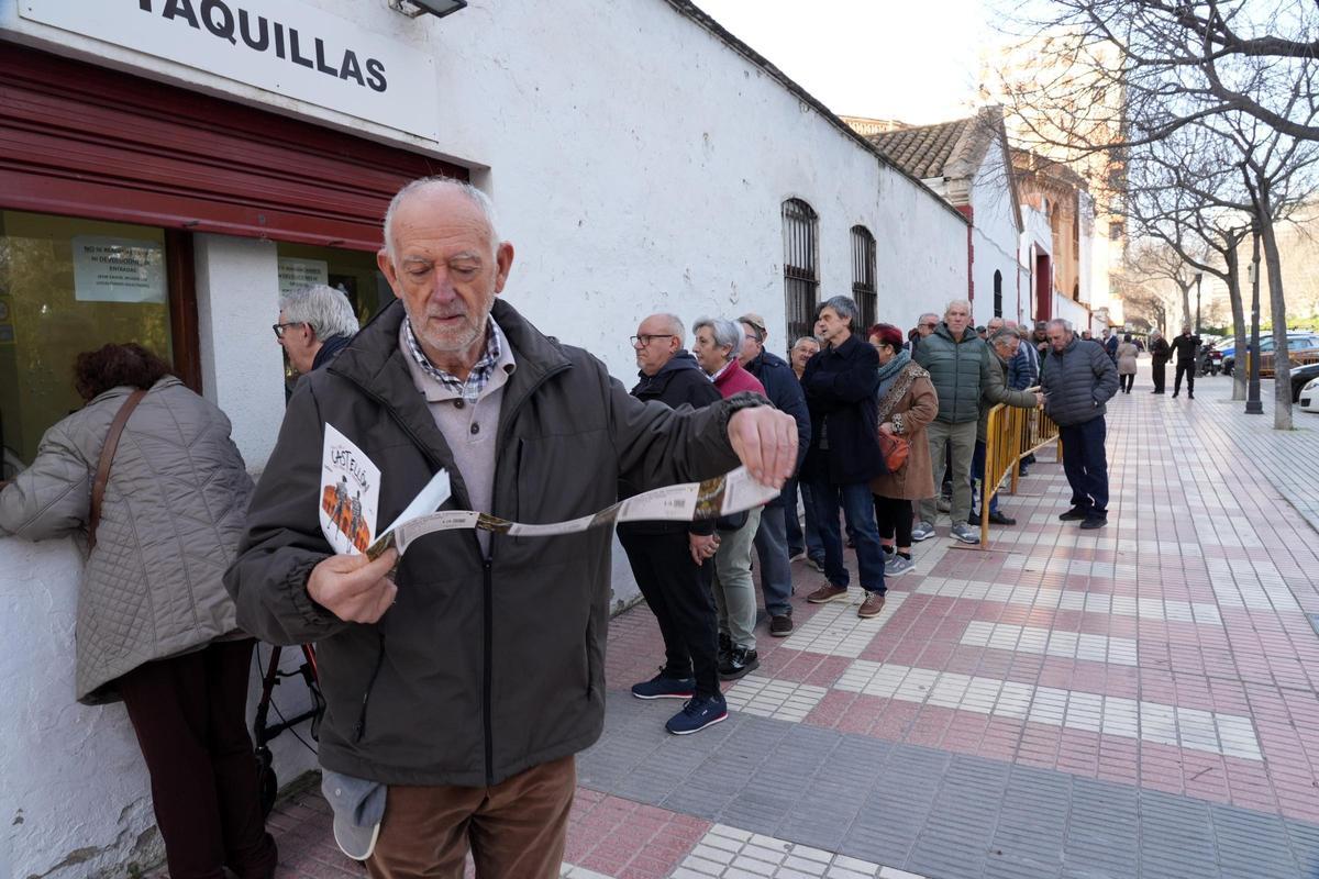 Colas desde primera hora en la plaza de toros de Castelló para comprar las entradas de la Magdalena 2026