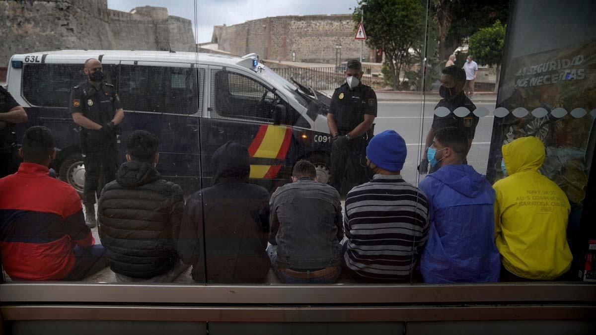 La Policía Nacional detiene a migrantes en el centro de Ceuta