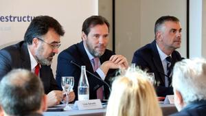 Óscar Puente, ministro de Transportes, entre el presidente del Port de Barcelona, Lluís Salvadó y el presidente del Cercle de Infraestructuras, Santi Vila.