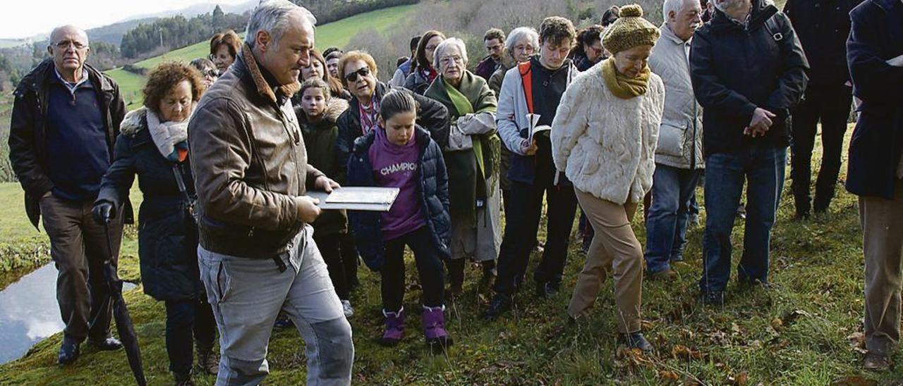 Ángel Villa guía al grupo por el castro de Coaña; en el centro, con gorro, María Paz García-Bellido.