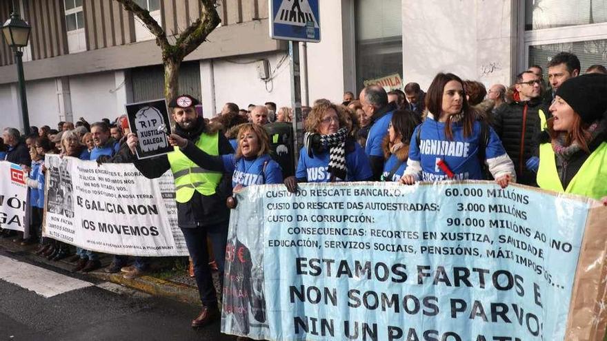 Protesta a las puertas del Parlamento gallego