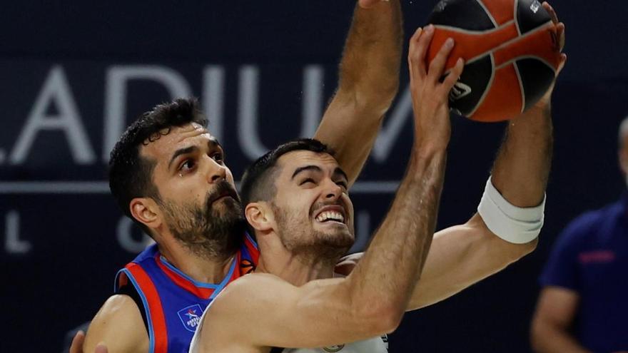 Abalde, ante Krunoslav Simon, en una acción del Madrid-Efes.