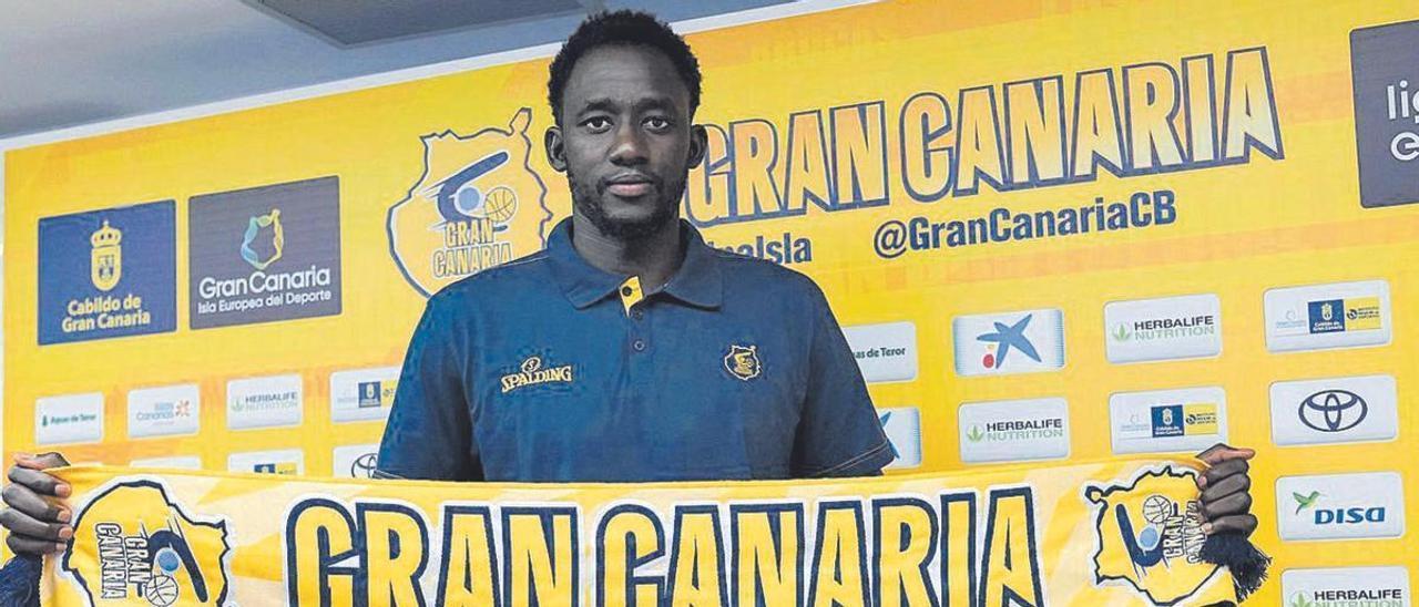 Ilimane Diop sostiene la bufanda del Gran Canaria, ayer, durante su presentación oficial como jugador amarillo