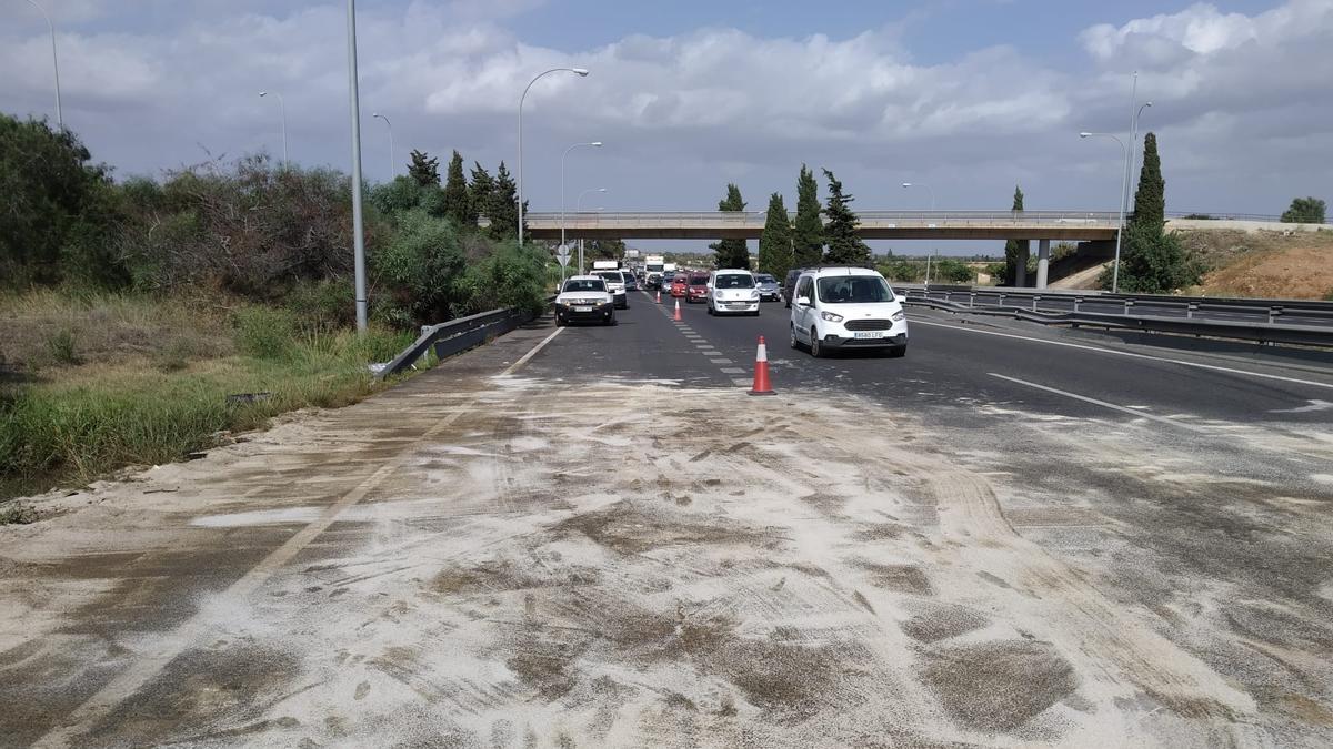 Retenciones tras el vertido de aceite en la autopista.