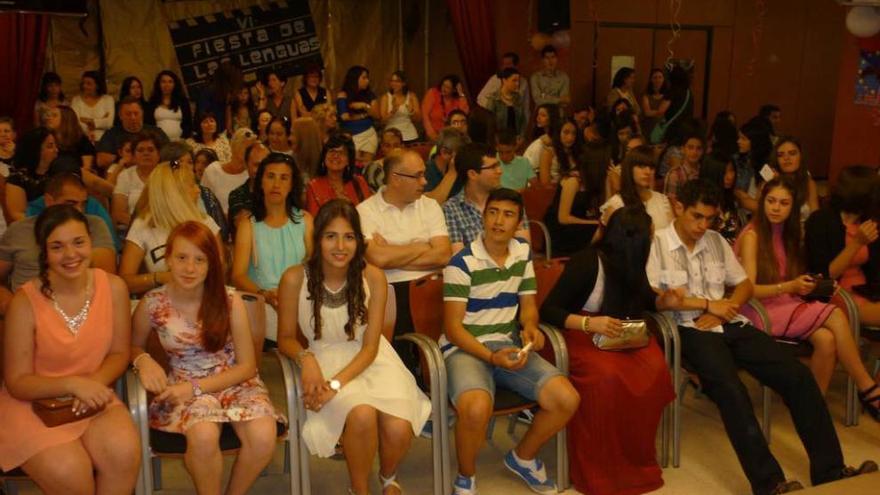 Alumnos y sus familiares durante la clausura del curso. A la derecha, Antonio Masip, junto a la directora del centro, Visitación Blanco, se dirige a los escolares.