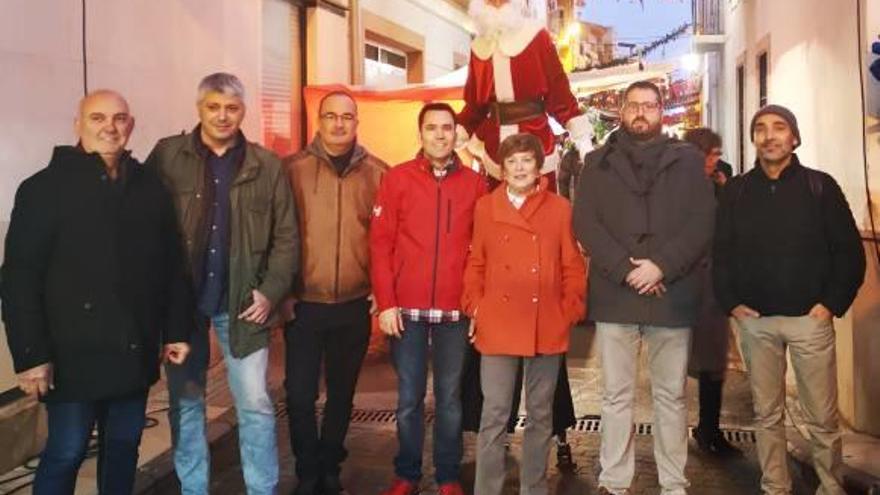 Mercado, belén y árbol en Canet