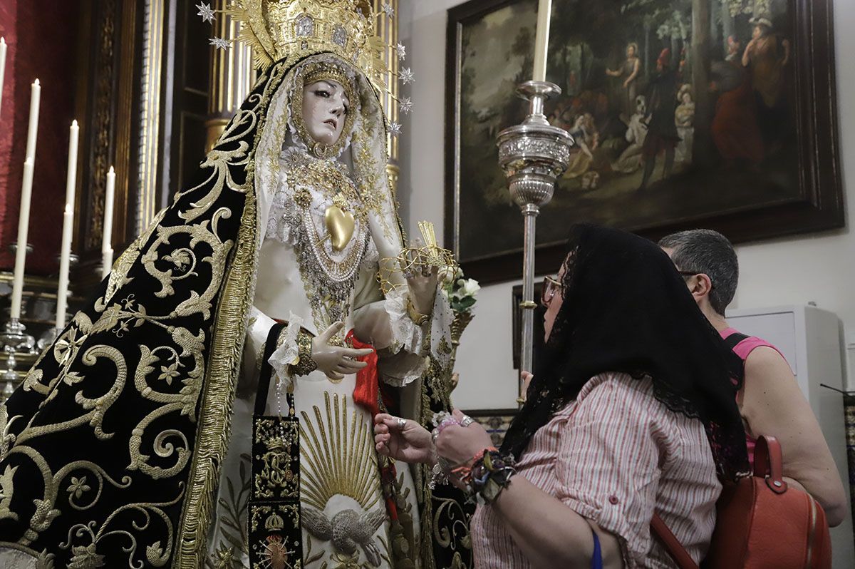 El besamanos extraordinario a la Virgen de los Dolores, en imágenes