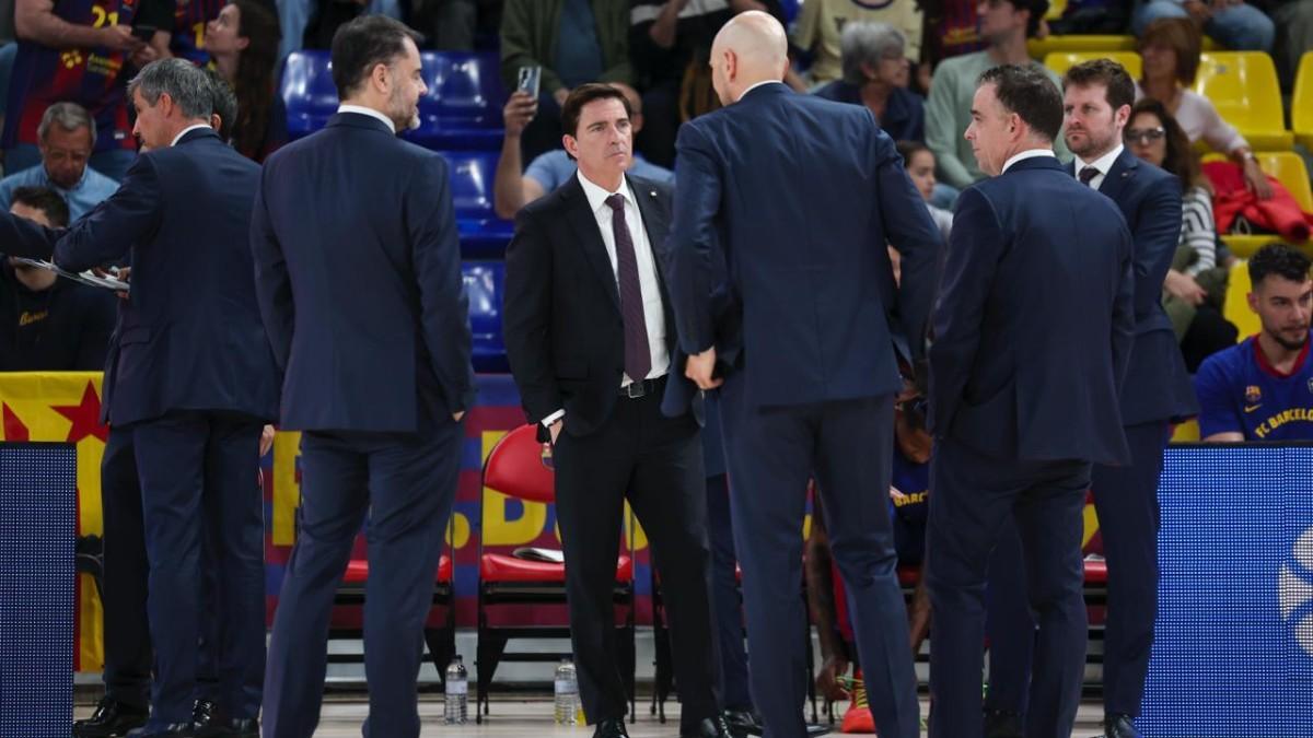 Xavi Pascual, junto a su staff técnico