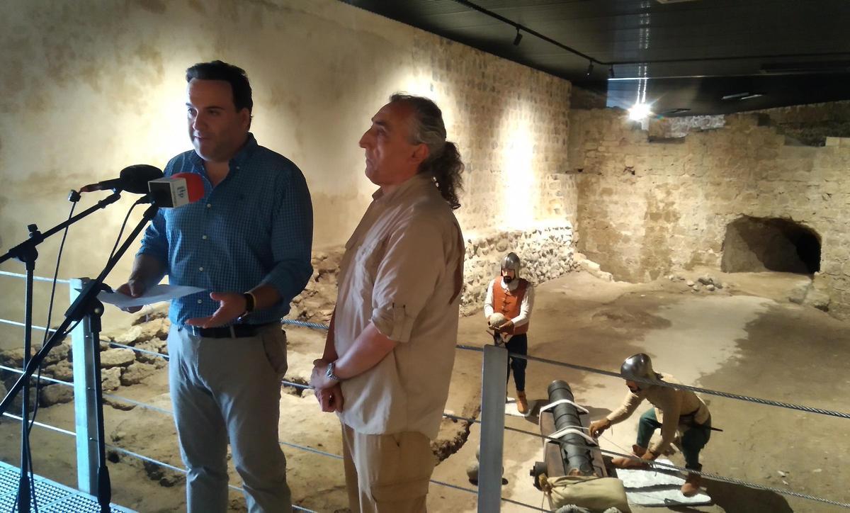 El alcalde explica la intervención en el interior del Castillo de Priego de Córdoba.