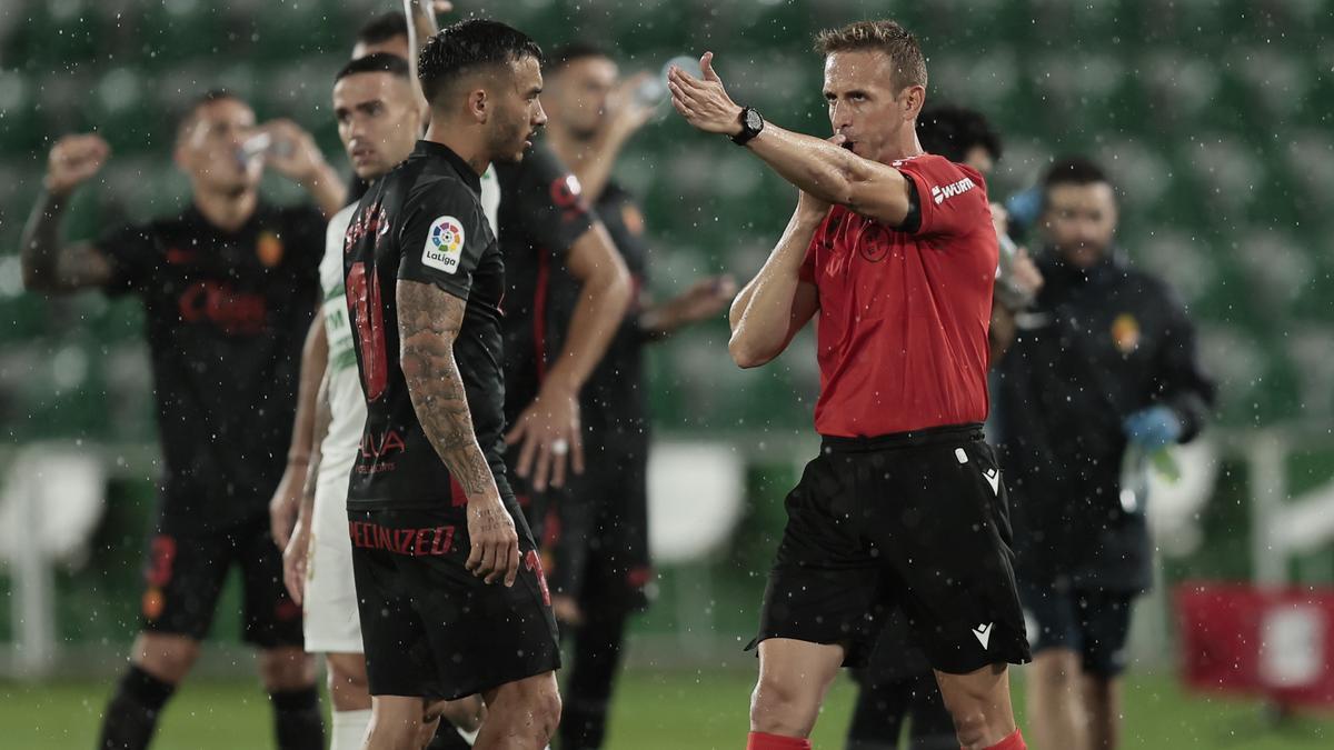 El colegiado pitó dos penaltis a favor del Mallorca, el primero después de que Bigas pisara a Antonio Sánchez en el área.