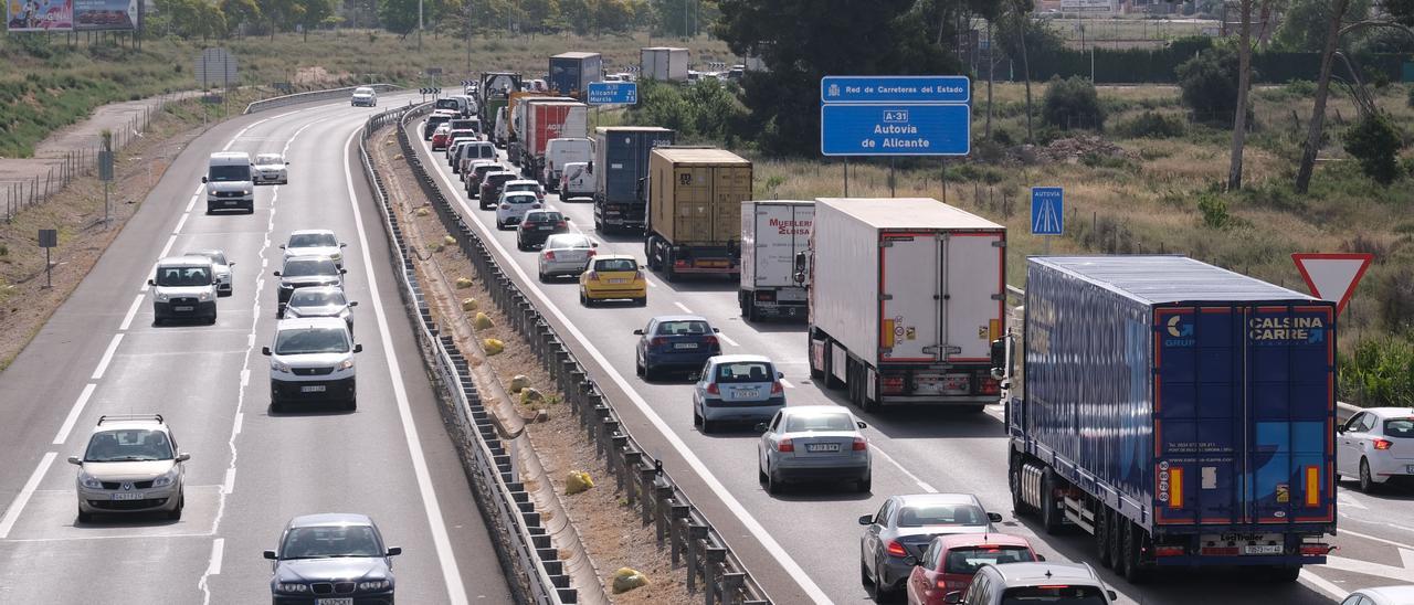 Camiones circulando por una autovía de la provincia de Alicante