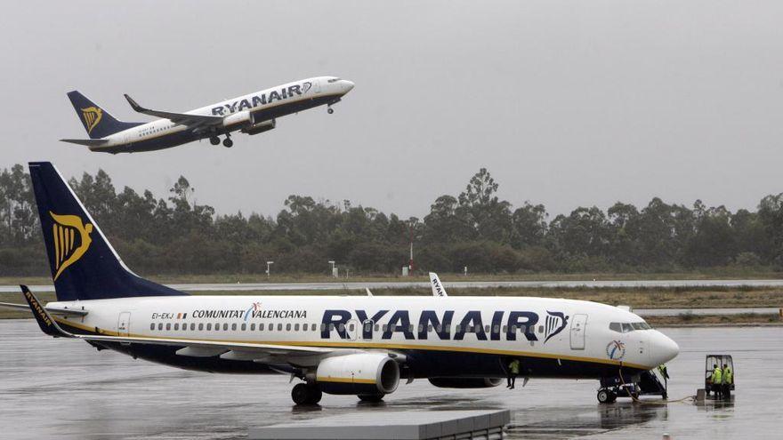 Aviones de Ryanair en el aeropuerto de Santiago de Compostela.