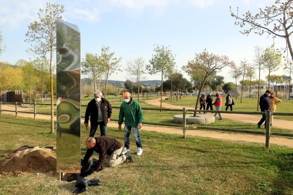 Instal·len al parc dels Estanys el monòlit metàl·lic que va aparèixer a la platja de Sa Conca