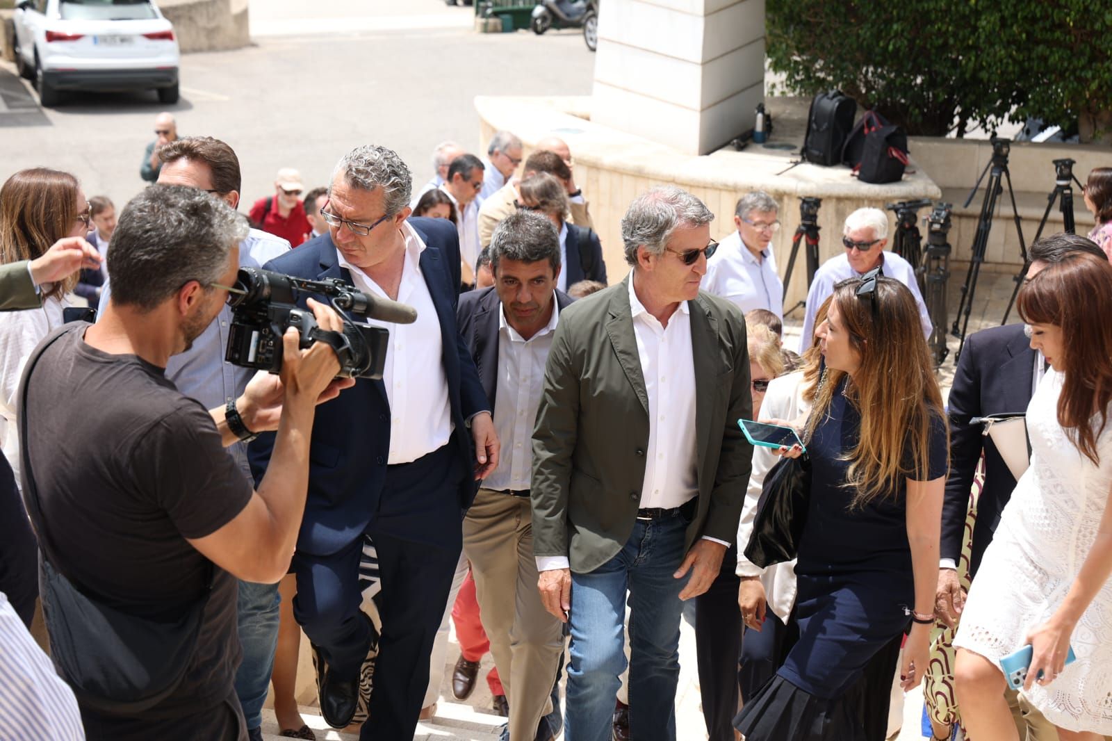 Así han llegado Feijóo y Mazón a la comida con militantes del PP en Alicante
