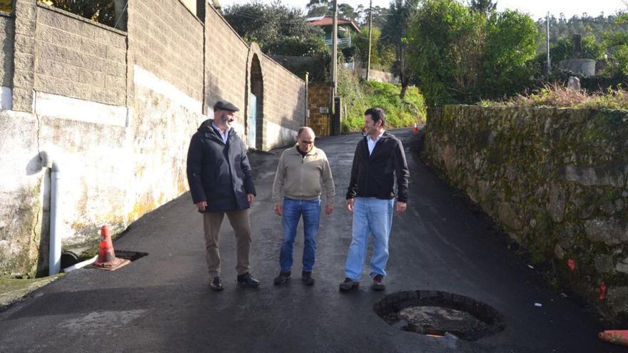 El alcalde de Bueu y el concejal de Mantenimiento de viales, en  la visita a la pavimentación de caminos en Meiro.  | // FDV