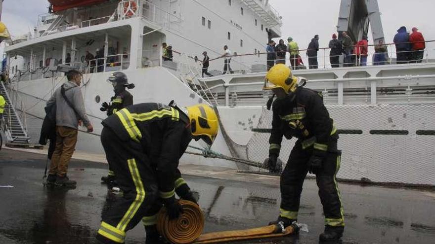 Los bomberos ante el buque &quot;Frío Antwert&quot;. // Santos Álvarez