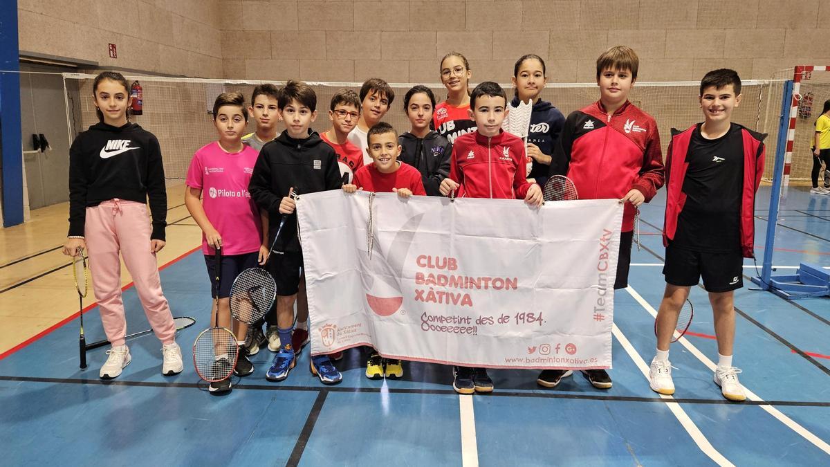 Deportistas del Bádminton Xàtiva en la jornada alevín en Enguera.