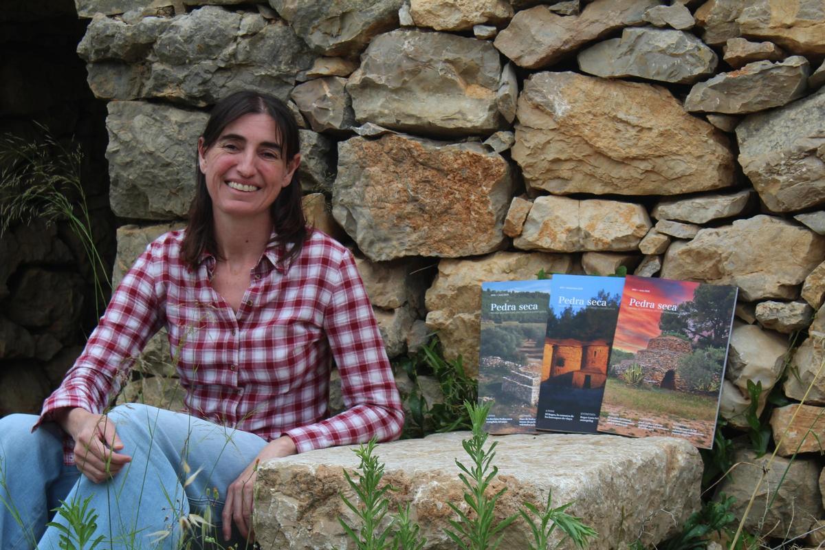 Maite Oliva amb els darrers exemplars de la revista que dirigeix