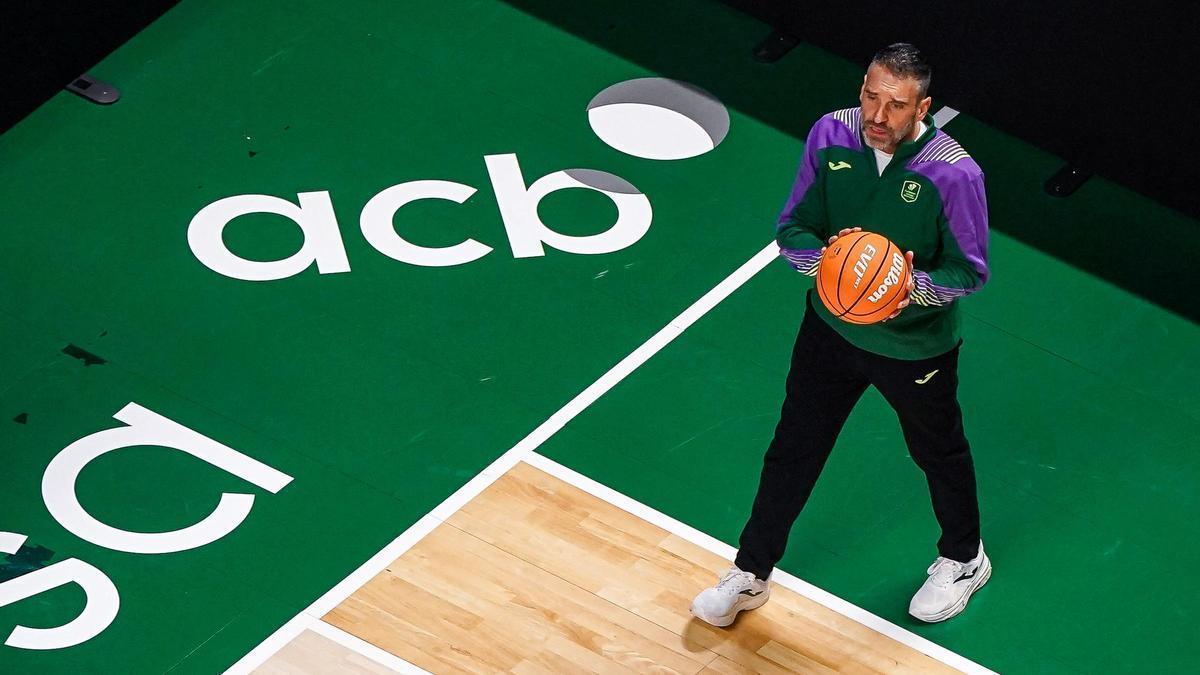 Ibon Navarro, durante el entrenamiento del Unicaja de este viernes en el Palacio Martín Carpena.