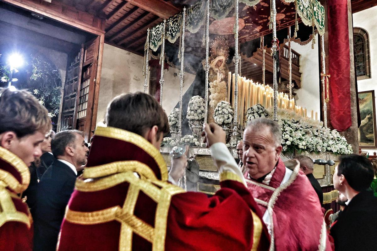 El párroco de San Francisco, Miguel Ángel Navarro, a la llegada de La Macarena a su templo.