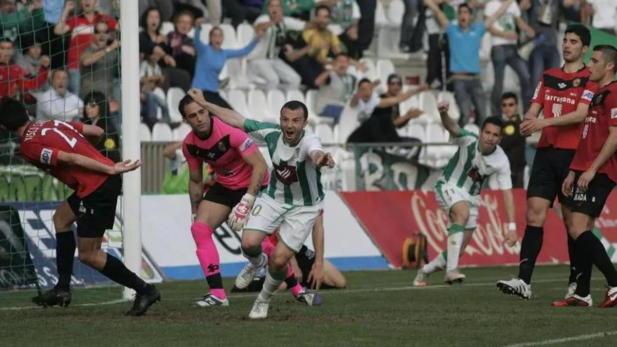 Pepe Díaz celebra un gol en El Arcángel, con Charles al fondo.