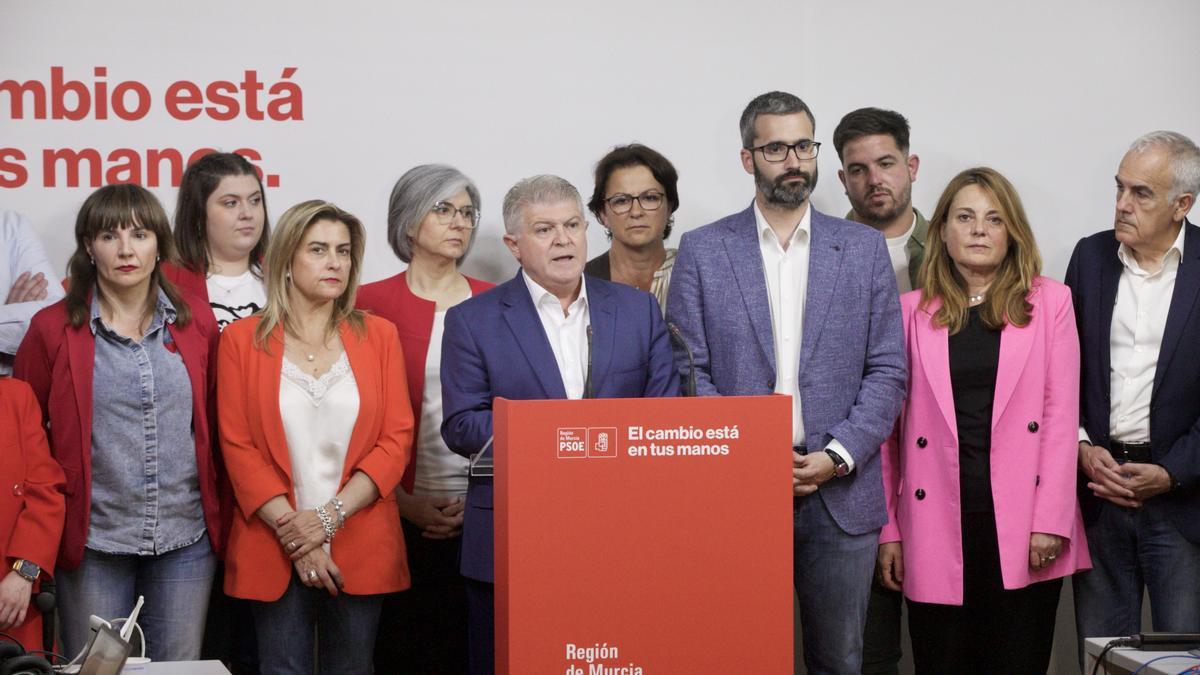 El candidato del PSRM, José Vélez, comparece ante la prensa para valorar las elecciones del 28M en Murcia.