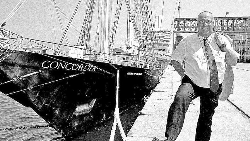 Durán, ante uno de los veleros de la Cutty Sark atracado en la terminal de trasatlánticos en 1988.