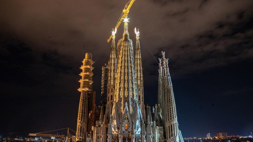 La Sagrada Familia ilumina las torres de los evangelistas Lucas y Marcos