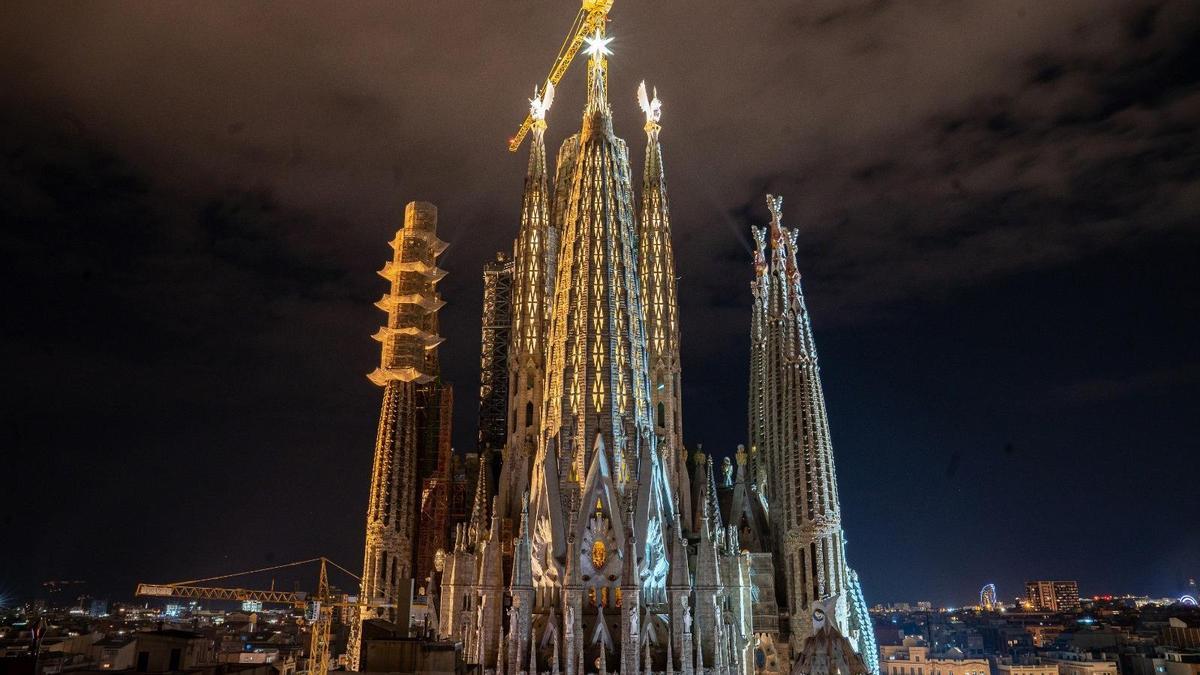 La Sagrada Familia ilumina el buey y el león de las torres de los evangelistas Lucas y Marcos.