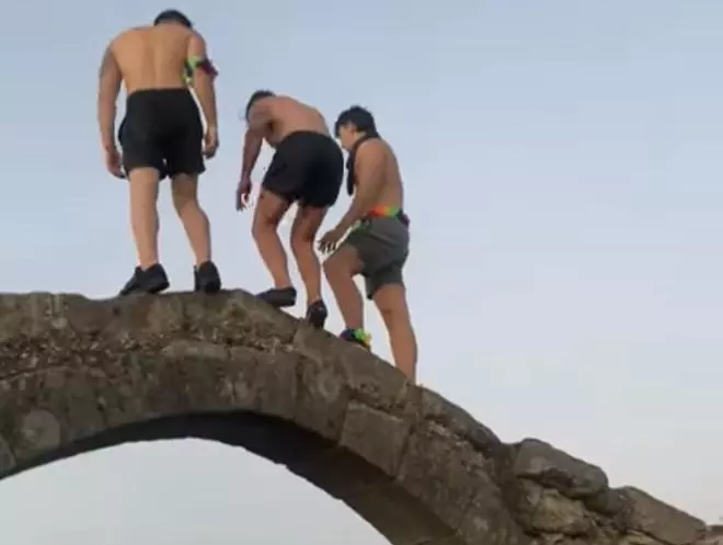 Denuncian a varios jóvenes en Zarza la Mayor por bañarse en un monumento civil