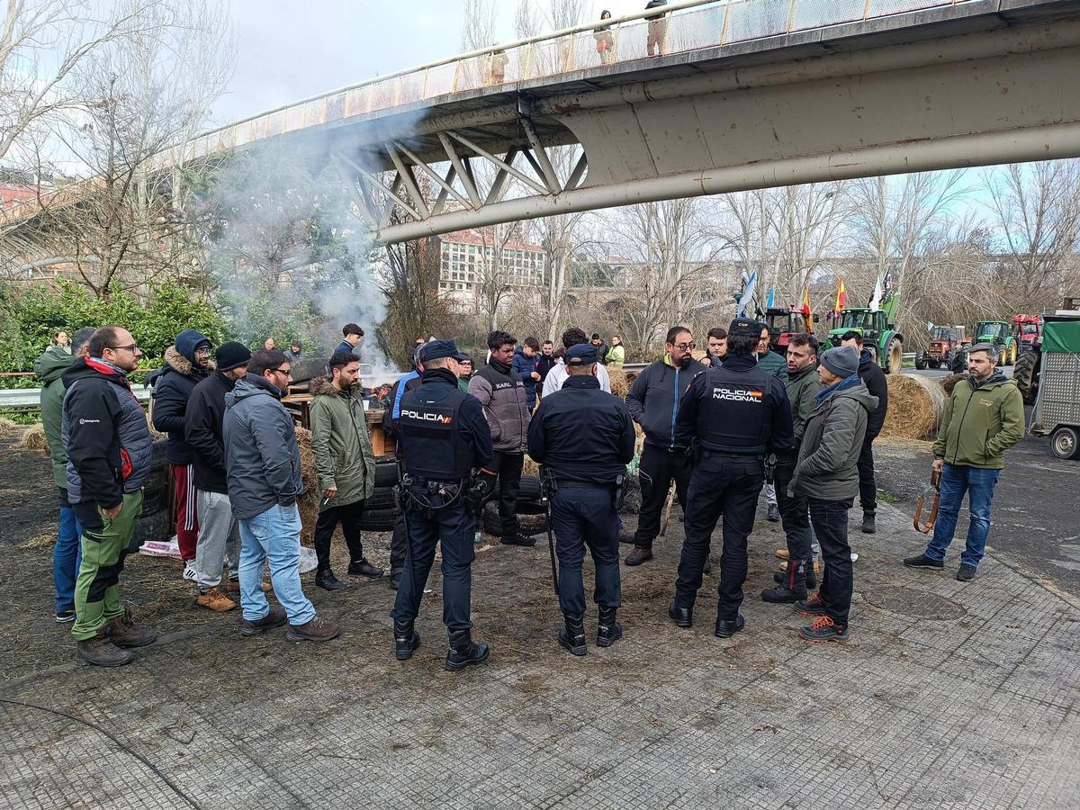 La Policía se reunió con varios manifestantes este domingo a mediodía.