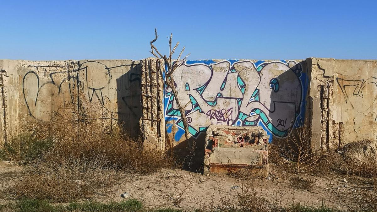 El polideportivo de El Saler, en mal estado y abandonado