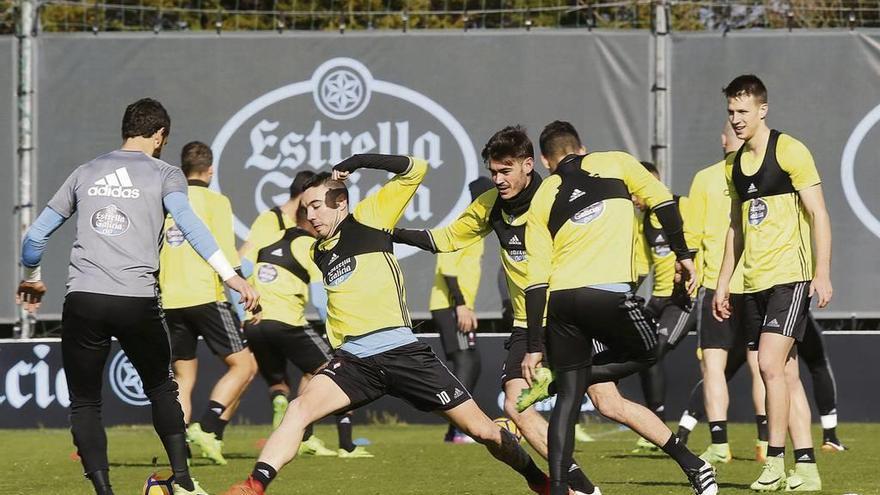Iago Aspas intenta llevarse el balón ante Sergio Álvarez, ayer, en el entrenamiento que el Celta celebró en A Madroa. // Alba Villar